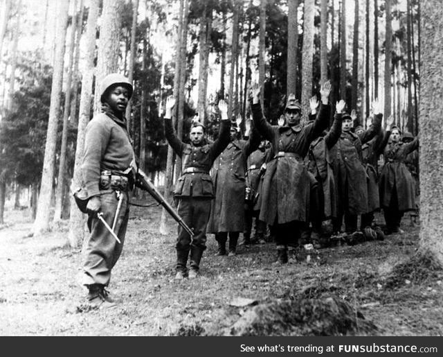 African American soldier captures Nazi prisoners