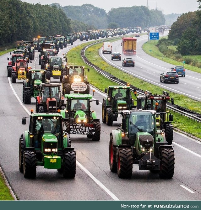Angry dutch farmers taking over the highway