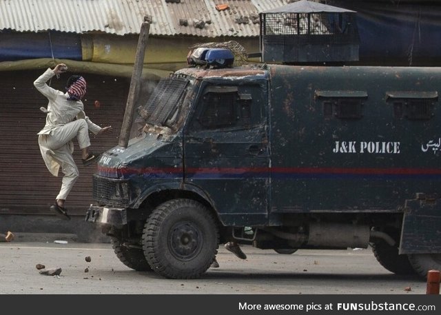 2020 Pulitzer Prize Winner in Feature Photography-Kashmiri Protester
