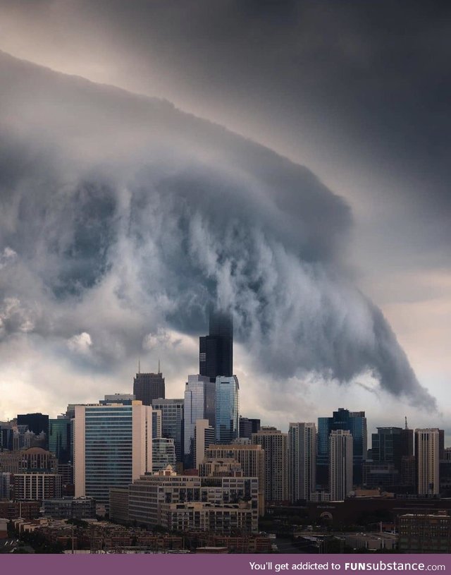 Shelf cloud over Chicago