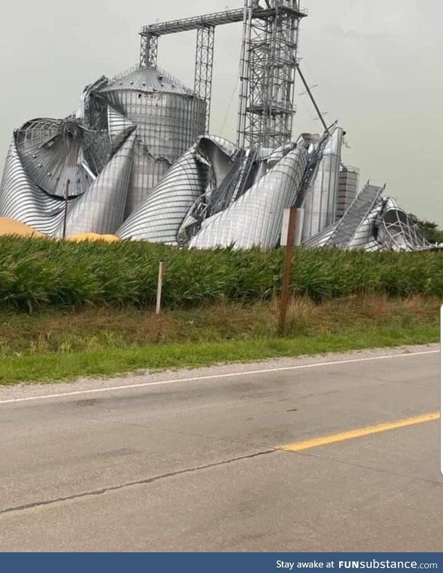 Iowa grain bins after 128km/h winds