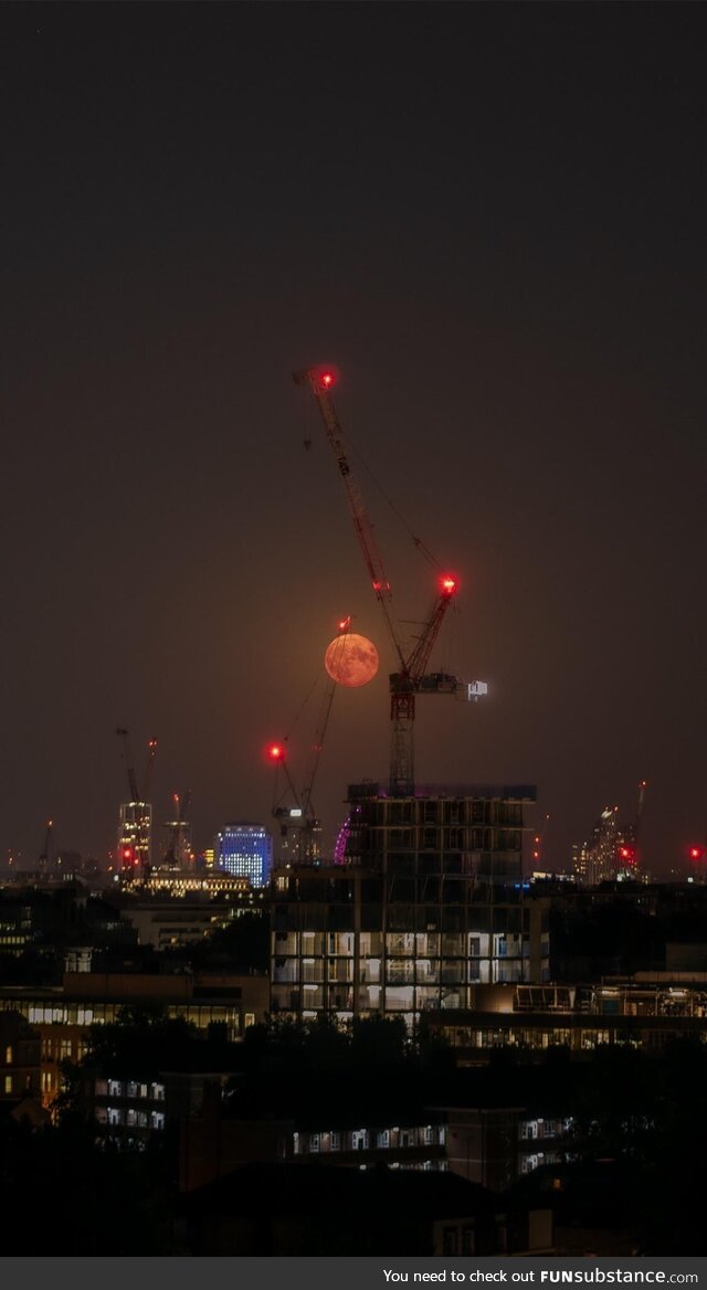[OC] The blood moon over London last night