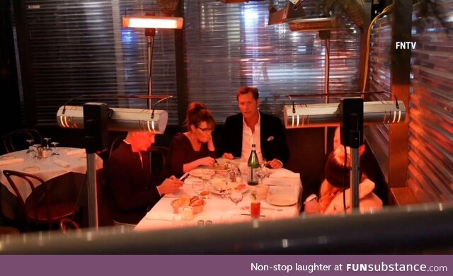 Unvaccinated Sarah Palin eating at a restaurant in NYC two days after testing positive