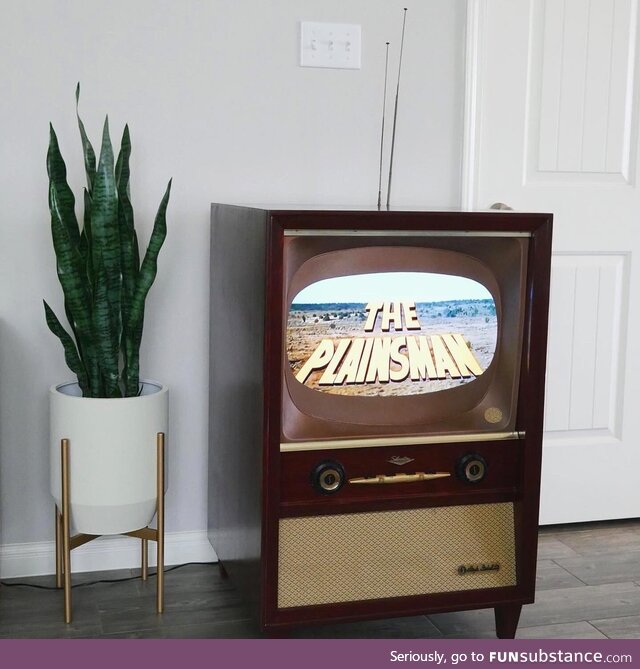 I restored and updated this broken 1950s TV with a smart TV
