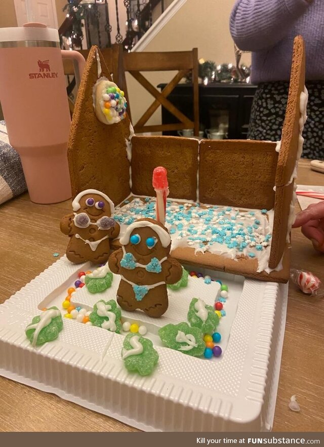 My gf's gingerbread house