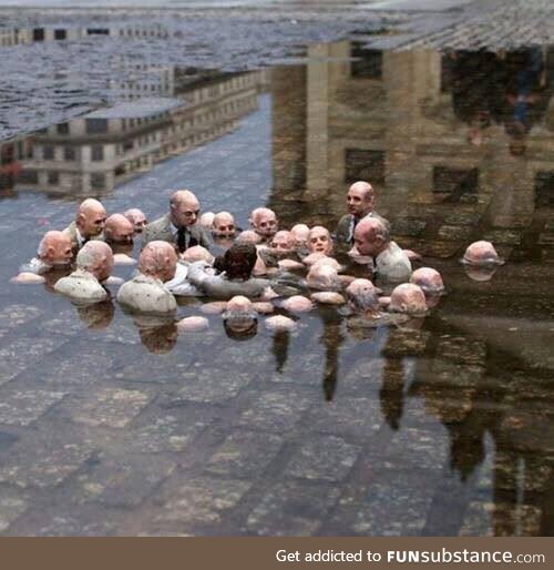 “Politicians Discussing Global Warming" Sculptural installation by Isaac Cordal????