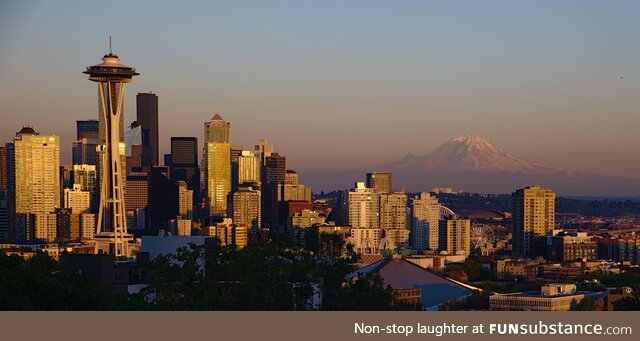 Magnificent view of Mt. Rainier and Seattle skyline from Kerry Park