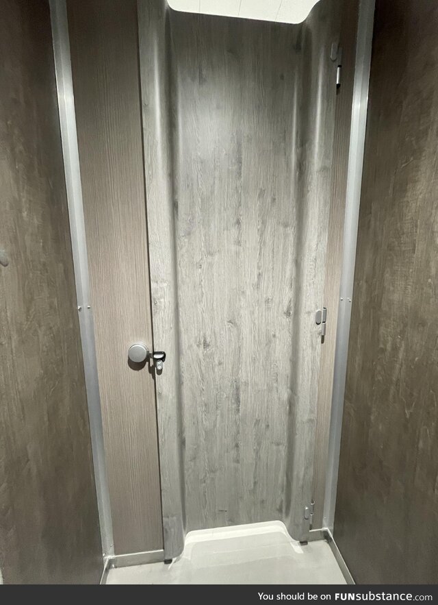 Behold, Americans, a Japanese toilet door that covers the gap on birth sides!