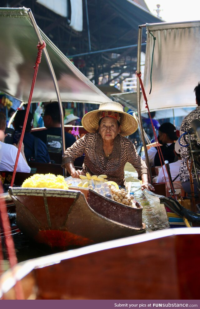 Boat vendor at Damnoen Saduak floating market, Thailand