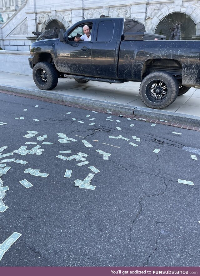 This guy is currently making a bomb threat in front of the Library of Congress