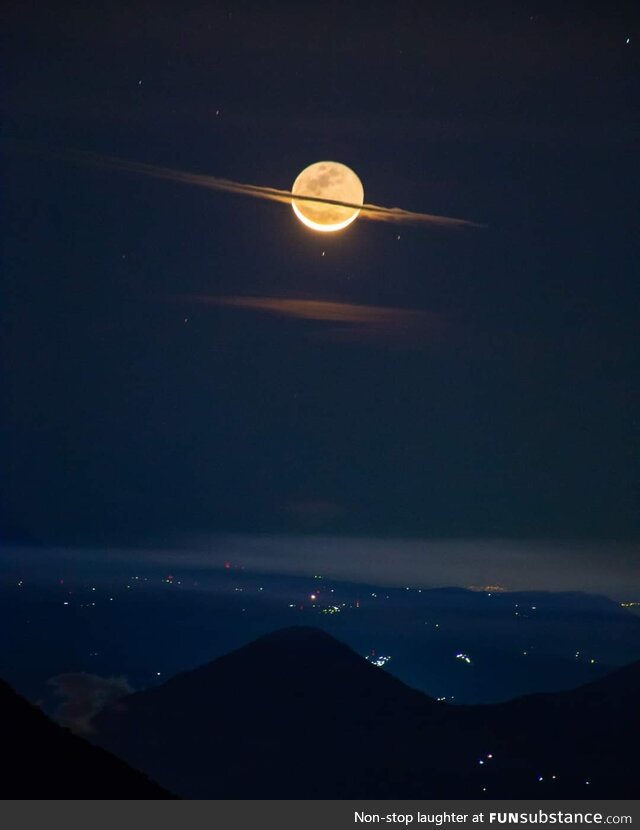 The Moon dressing up like Saturn