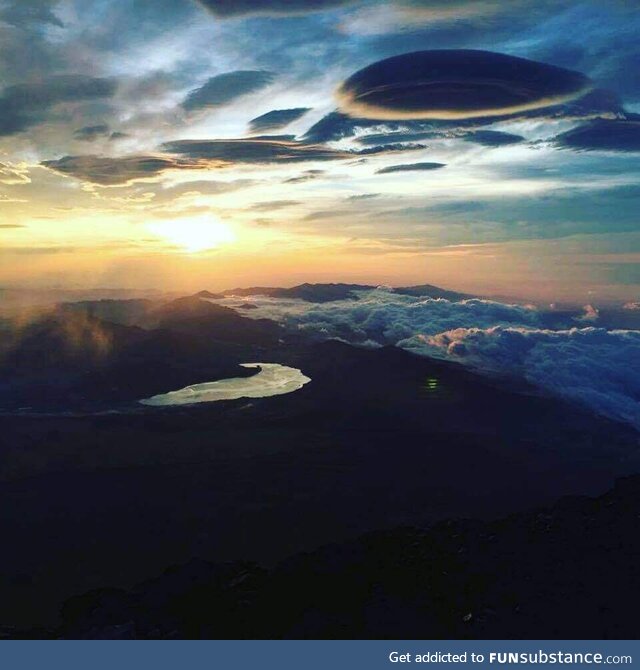 Summit mount fuji, japan circa 2016 (oc)