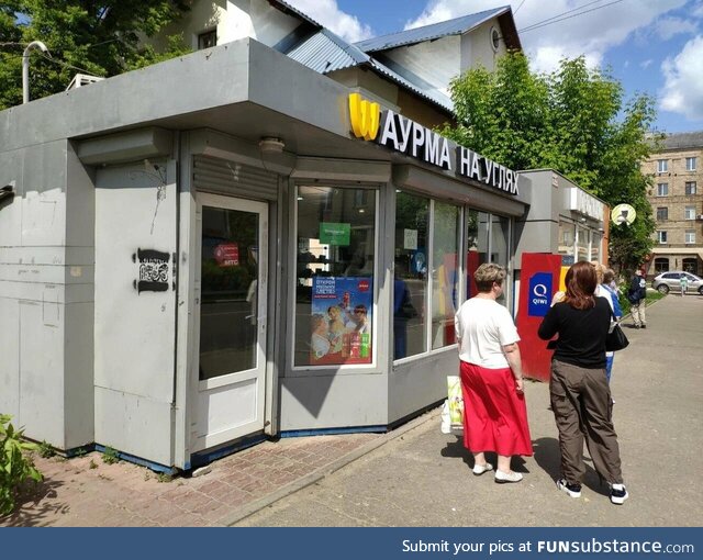 Further use of the McDonald's "M" in Russia at a Shawarma shop