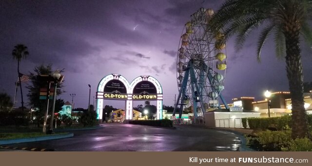 [OC] Unedited photo I took tonight in Kissimmee Florida, between two nearby lightning