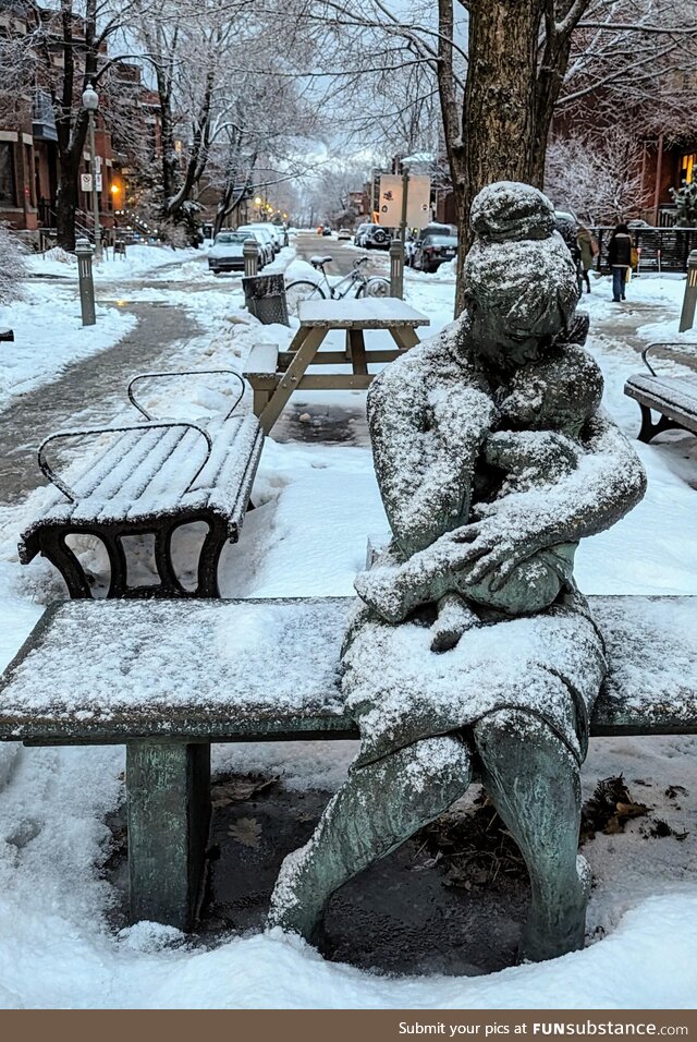 Montreal, bronze mother and her baby under a light snow