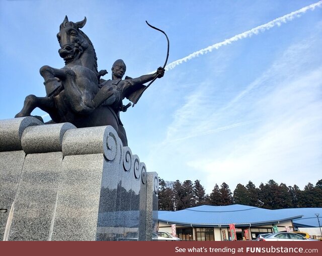 Statue of Nasu no Yoichi and contrail arrow