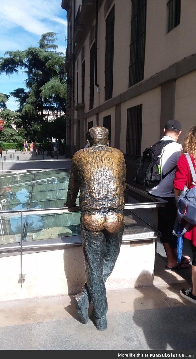 Statue of plumber butt crack in Madrid, Spain