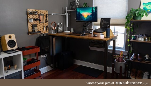 Reviewed by Wirecutter as one of the Best Standing Desks. Height adjustable desk with