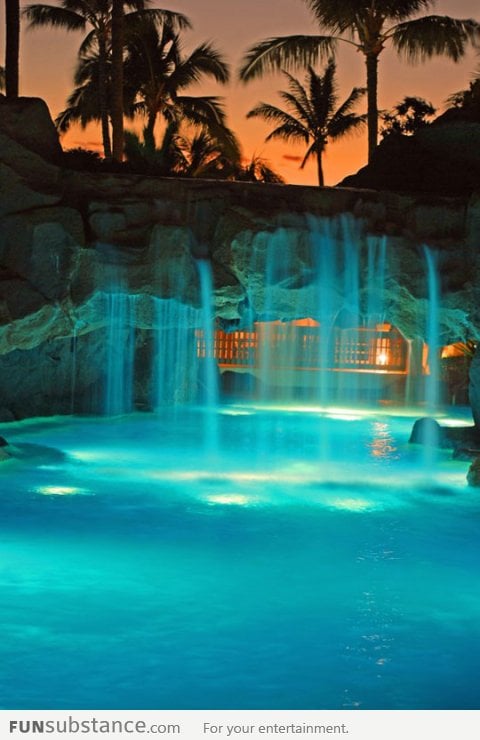 Awesome swimming pool in Maui