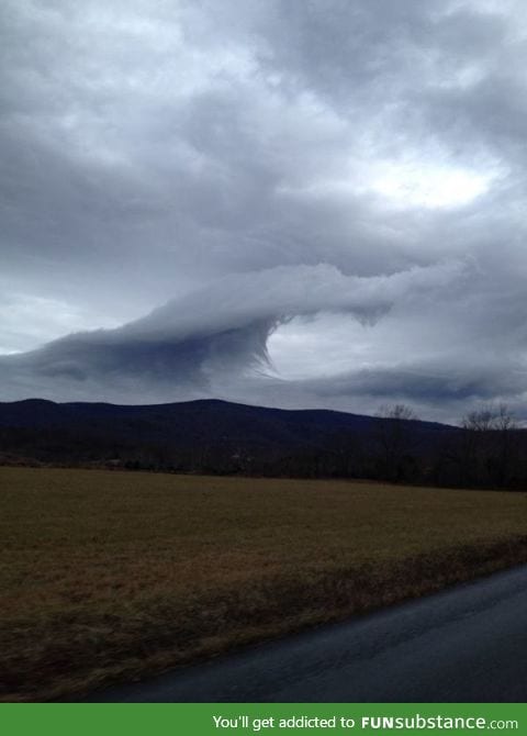 This cloud looks like a breaking wave