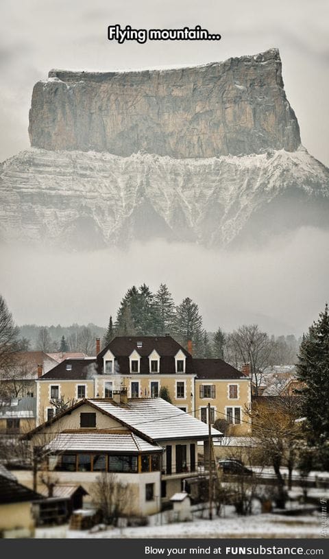 Levitating mountain illusion