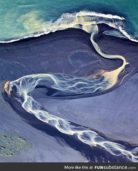 Amazing Icelandic river almost looks like an optical illusion