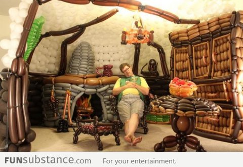 LOTR fan built a Hobbit Hole with 2,600 balloons
