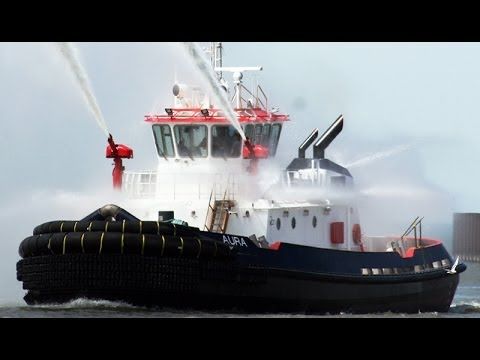 How a tiny tugboat can move a gigantic container ship