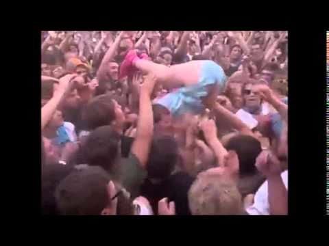 Katy Perry´s awesome stage dive. So graceful