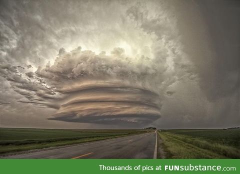 Giant supercell thunderstorm