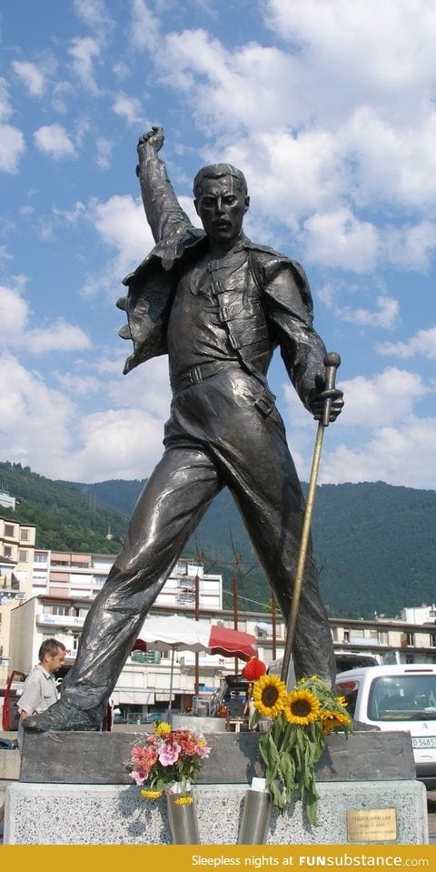 Even his statue is f*cking fabulous!