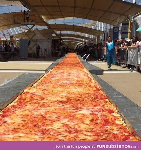 A new record for longest pizza (1,595 m) was set at the World's Fair in Milan, Italy