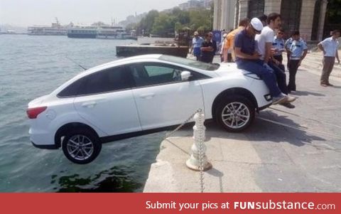 Istanbul locals save tourist's car from falling into the sea by sitting on hood