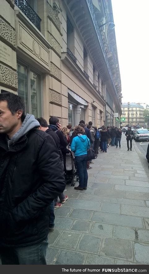 Parisians queuing to give their blood this morning