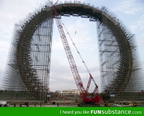 The world's largest no-spoke ferris wheel is under construction