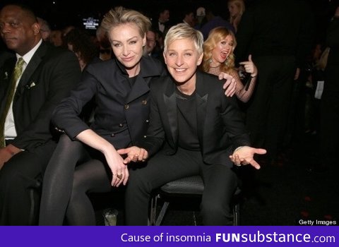 Kelly Clarkson photobombs Ellen and Portia at the Grammys