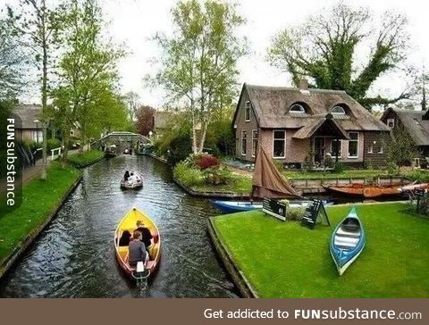 A village in the Netherlands has no roads; The only form of transport is boat