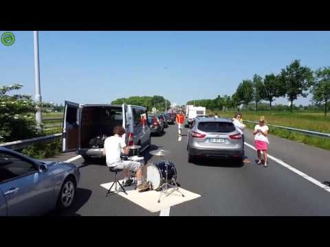 Guy finds a fun way to kill time in traffic!