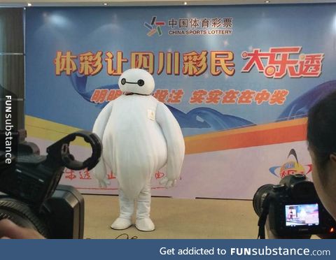 Chinese Lottery Winner Dressed as Baymax So Thieves and Poor Relatives Won't Discover Who