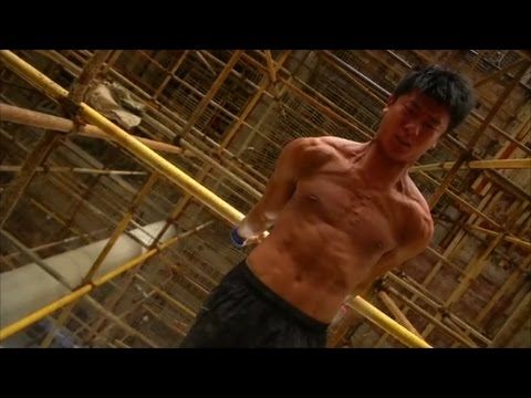 Chinese construction worker shows off majestic workout routine at the site where he works