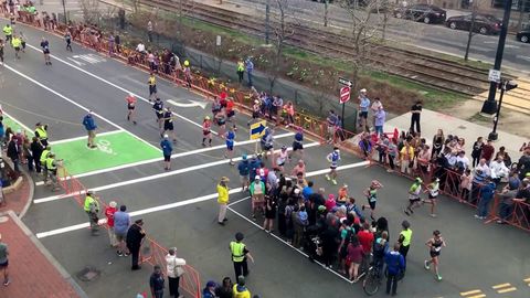 How they let crowds cross during the Boston marathon