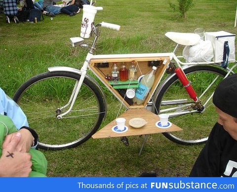 Picnic box on a bicycle, best idea ever!