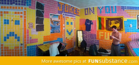 Roommate away for the weekend? Redecoration with the help of 5,000 post-its