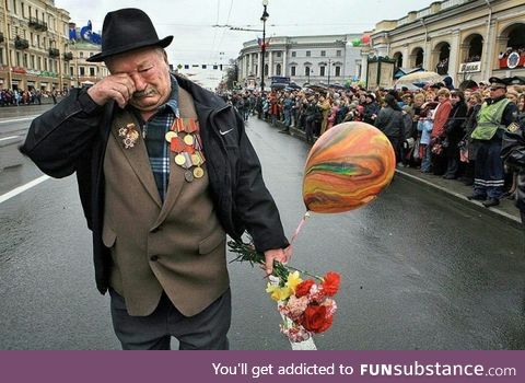 Last veteran of his WWII battle group marching alone in Memorial Day Parade