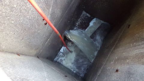 Unblocking a blocked sewer connection at a manhole