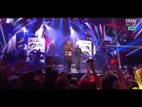 Eminem performs the "supersonic speed" solo from Rap God for the first time