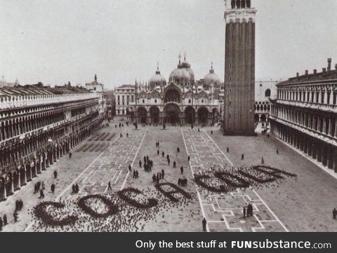 A 1960s Coca Cola advertisement made by spreading grain for pigeons in St. Mark's