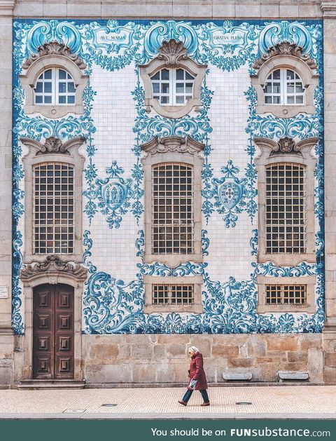 This beautiful facade in Porto, Portugal (Photo by Framboisejam)