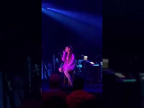 Ariana Grande stops mid-song to start over after an audience shouted he wasn't recording