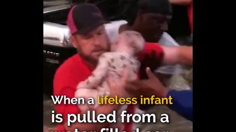 Strangers risk their own life to save babies and their parents out of a drowning car